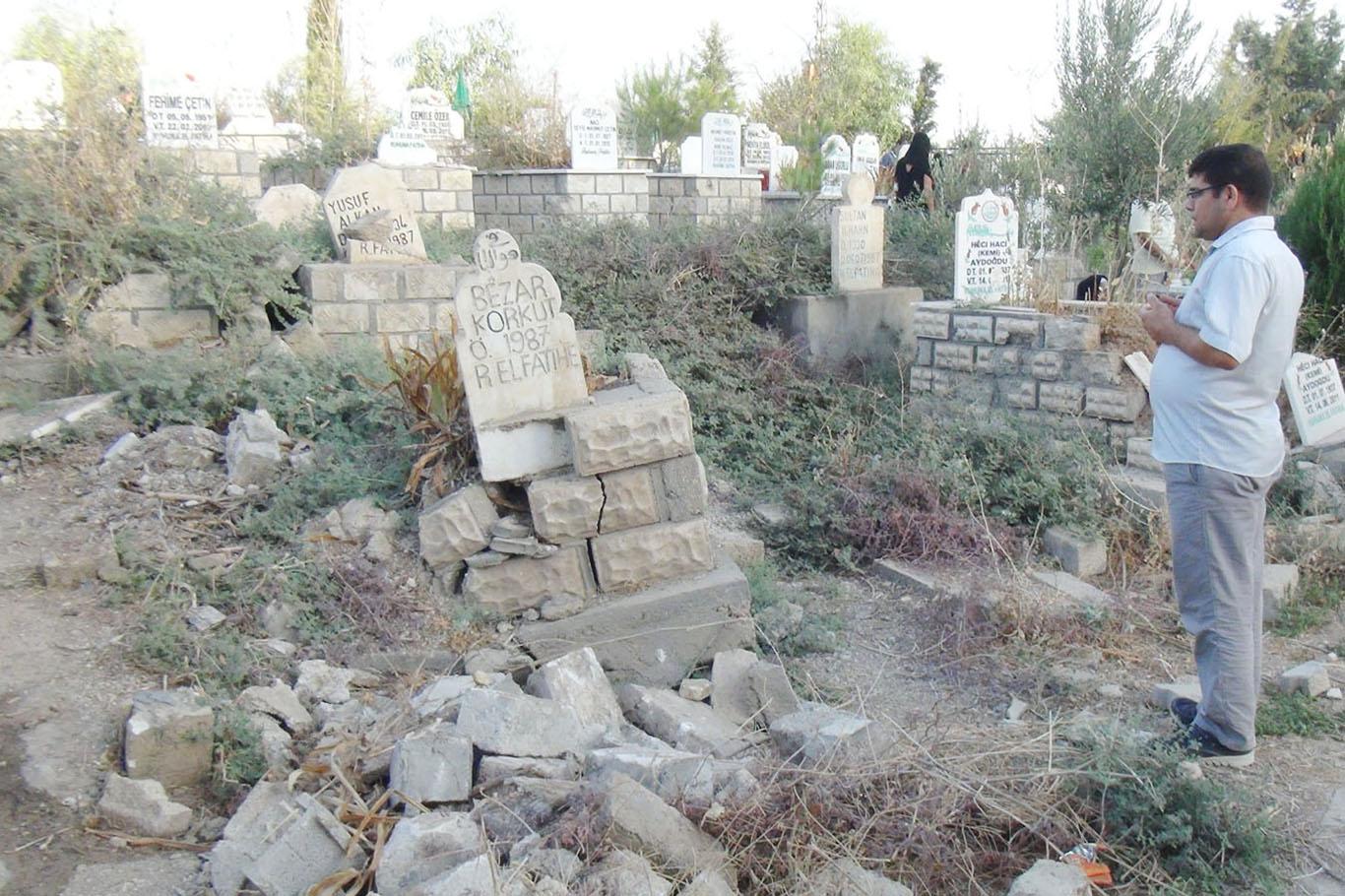 Bakımsız kalan mezarlık harabeye döndü
